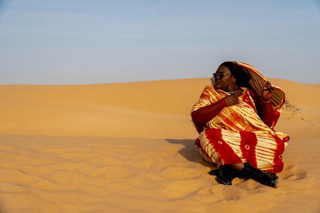 Sahara vêtue de rouge dans le désert